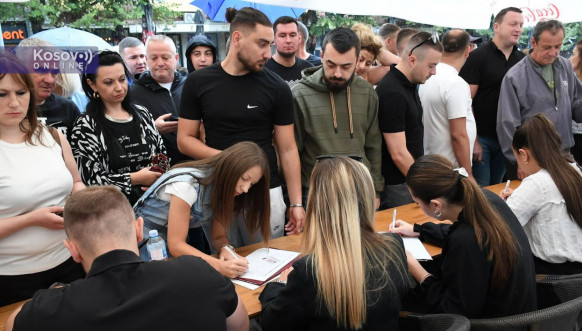 Peticija ispred prostorija Srpske liste