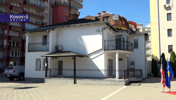 Podignuta zastava SAD u dvorištu džamije u Prištini