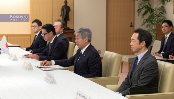 Marko Đurić sa šefom japanske diplomatije Takešijem Ivajom
