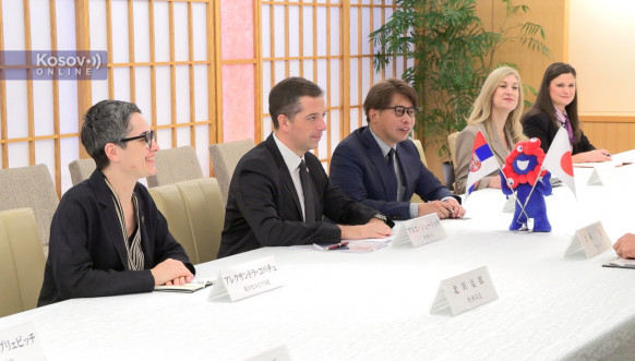 Marko Đurić sa šefom japanske diplomatije Takešijem Ivajom