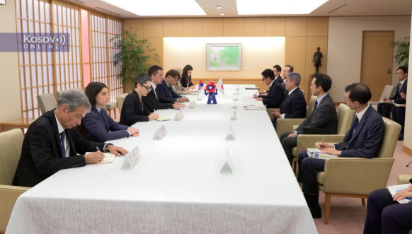 Marko Đurić sa šefom japanske diplomatije Takešijem Ivajom