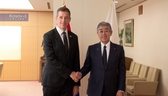 Marko Đurić sa šefom japanske diplomatije Takešijem Ivajom