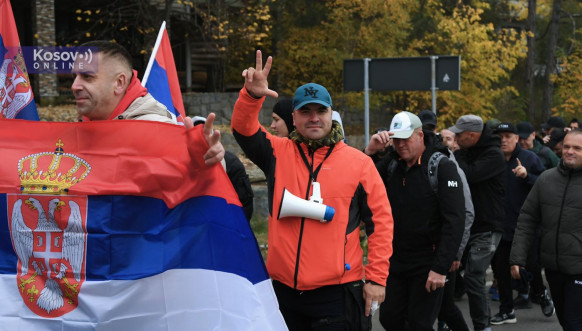Srbi sa Kosova krenuli u Novi Sad u znak podrške Vučiću
