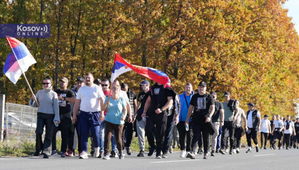 Srbi sa Kosova koji pešače