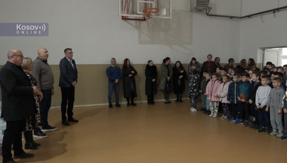 Podela paketića u Leposaviću Podela paketića u Leposaviću