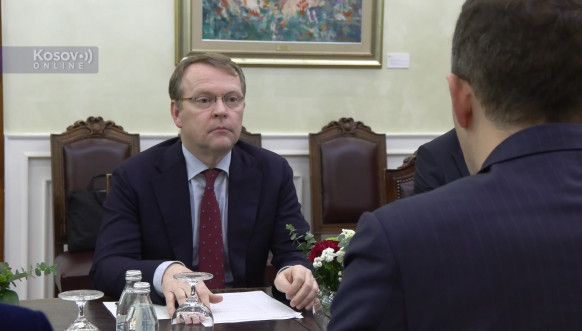 Đurić sa visokim komesarom Oebsa za nacionalne manjine Kampom Đurić sa visokim komesarom Oebsa za nacionalne manjine Kampom