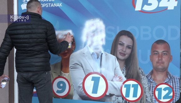 Uklanjanje promo materijala stranke Nenada Rašića sa lokala u Leposaviću