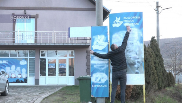 Uklanjanje promo materijala stranke Nenada Rašića sa lokala u Leposaviću