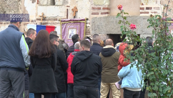 Meštani ispred crkve Meštani ispred crkve