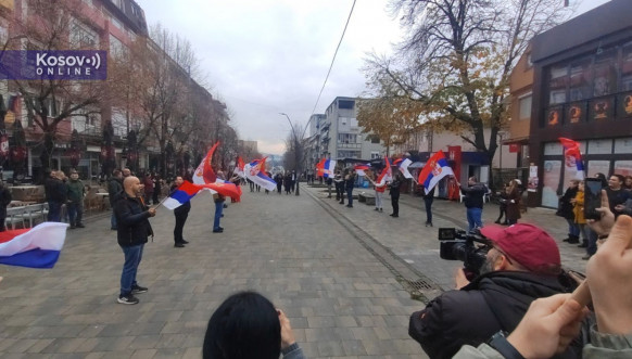 Radojević i okupljeni građani u Severnoj Mitrovici