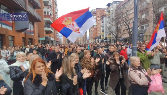 Radojević i okupljeni građani u Severnoj Mitrovici