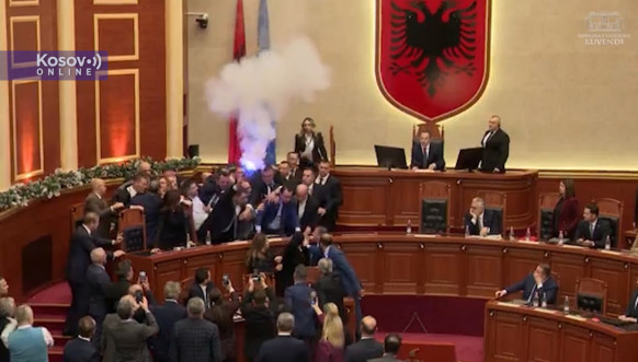 Haos u sali albanske skupštine