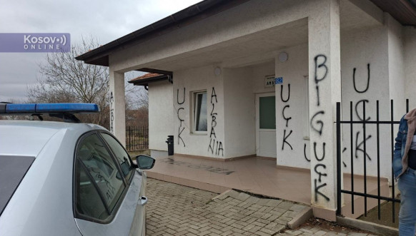 Grafiti na Domu zdravlja u Dobrotinu Grafiti na Domu zdravlja u Dobrotinu