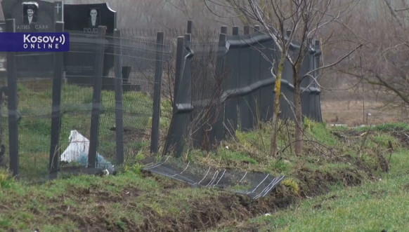 polomljena ograda na groblju u Skulanevu