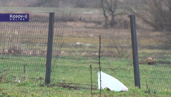 polomljena ograda na groblju u Skulanevu