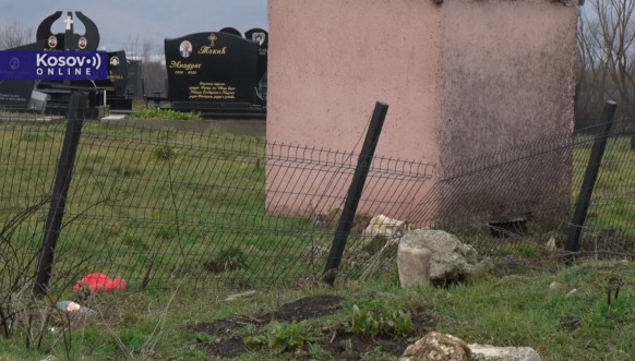 polomljena ograda na groblju u Skulanevu