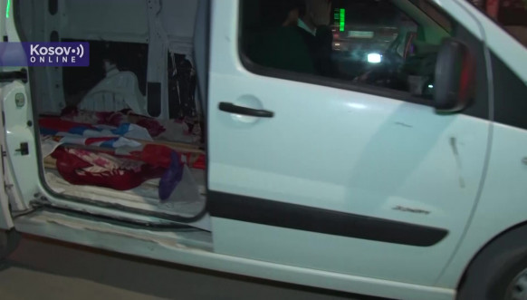 Skidanje zastava Srbije u Gračanici