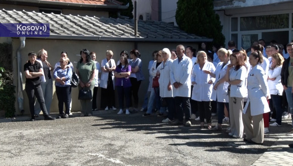 Protest zdravstvenih radnika u Gračanici Protest zdravstvenih radnika u Gračanici