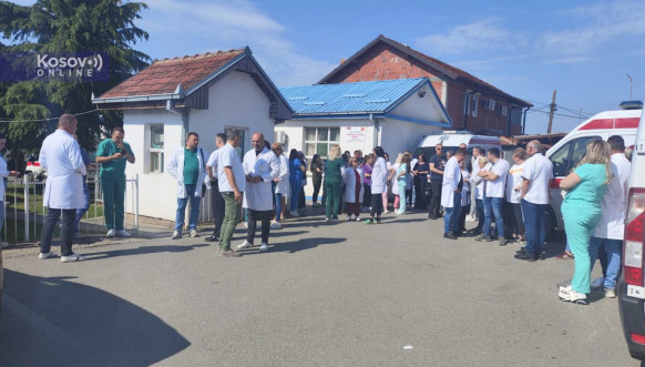 U Gračanici i Lipljanu i danas protesti podrške uhapšenim direktorima zdravstvenih i obrazovnih ustanova U Gračanici i Lipljanu i danas protesti podrške uhapšenim direktorima zdravstvenih i obrazovnih ustanova
