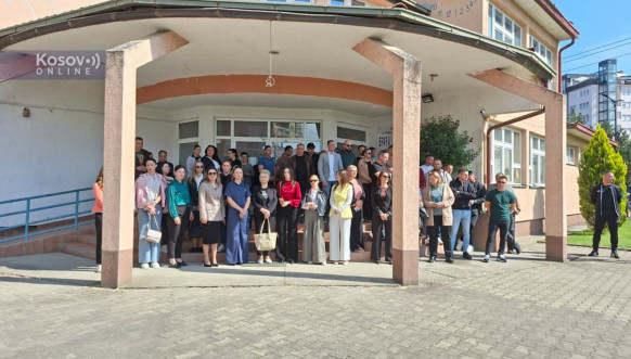 U Gračanici i Lipljanu i danas protesti podrške uhapšenim direktorima zdravstvenih i obrazovnih ustanova U Gračanici i Lipljanu i danas protesti podrške uhapšenim direktorima zdravstvenih i obrazovnih ustanova