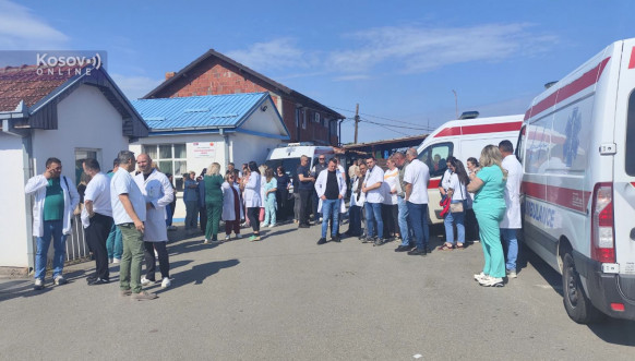 U Gračanici i Lipljanu i danas protesti podrške uhapšenim direktorima zdravstvenih i obrazovnih ustanova U Gračanici i Lipljanu i danas protesti podrške uhapšenim direktorima zdravstvenih i obrazovnih ustanova