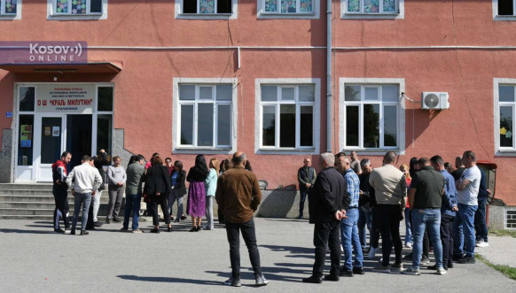 U Gračanici i Lipljanu i danas protesti podrške uhapšenim direktorima zdravstvenih i obrazovnih ustanova U Gračanici i Lipljanu i danas protesti podrške uhapšenim direktorima zdravstvenih i obrazovnih ustanova
