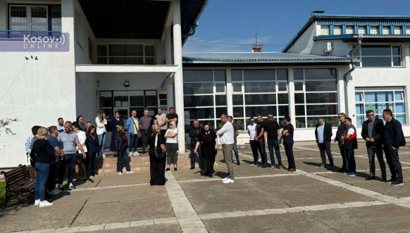 U Gračanici i Lipljanu i danas protesti podrške uhapšenim direktorima zdravstvenih i obrazovnih ustanova U Gračanici i Lipljanu i danas protesti podrške uhapšenim direktorima zdravstvenih i obrazovnih ustanova