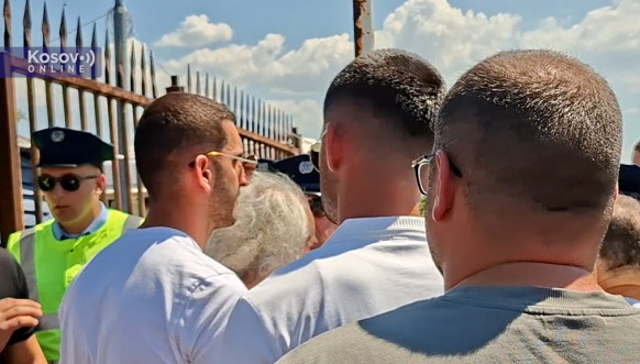 policija privela osobe na Gazimestanu