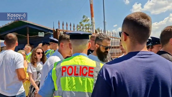 policija privela osobe na Gazimestanu