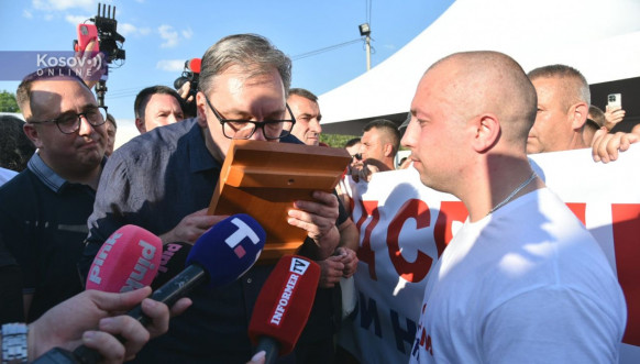 Više od 350 Srba krenulo jutros da podrži predsednika Vučića