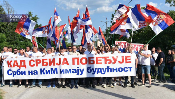 Više od 350 Srba krenulo jutros da podrži predsednika Vučića