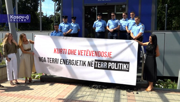 Poslanici Alijanse prosuli ugalj pred Vladom Kosova