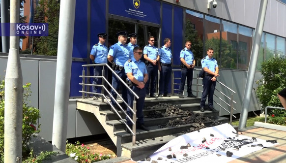 Poslanici Alijanse prosuli ugalj pred Vladom Kosova