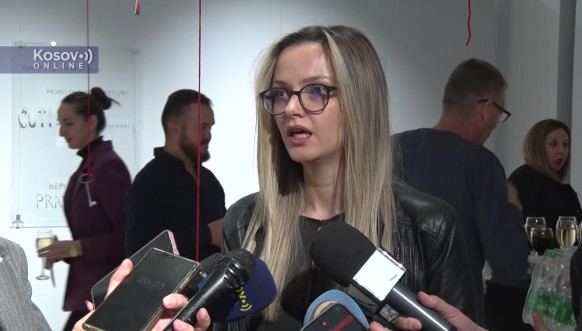 Izložba „Iza zidova“ u Gračanici – glas protiv nasilja nad ženama