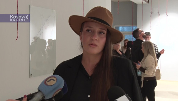 Izložba „Iza zidova“ u Gračanici – glas protiv nasilja nad ženama