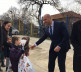 Slavko Simić uručuje poklon pakete za decu iz sela Suvo Grlo i Banje 