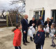 Slavko Simić uručuje poklon pakete za decu iz sela Suvo Grlo i Banje 