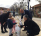 Slavko Simić uručuje poklon pakete za decu iz sela Suvo Grlo i Banje 