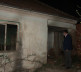 Dejan Pavićević u selu Janjina Voda kod izgorele kuće porodice Ristić