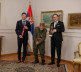 Selaković i Gujon dodeljuju nagradu čuvaru Zejtinlika