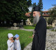 Patrijarh sa decom u Peći 