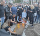Veliki broj građana Severne Mitrovice pale sveće za poginule u Banjskoj
