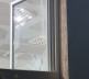 Razbijeno staklo na prozoru Osnovne škole "Braća Aksić" u Lipljanu 