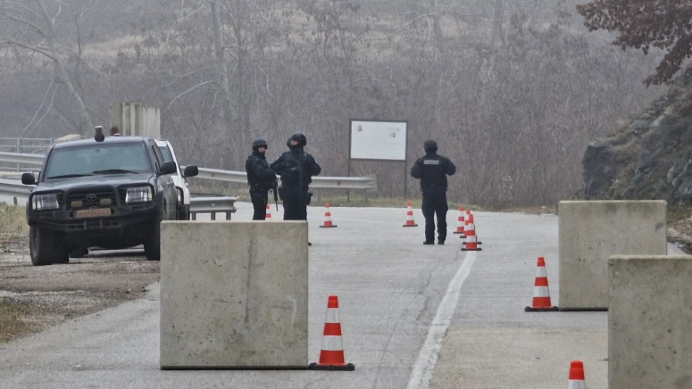 kosovska_policija_na_putu_leposavic-seve
