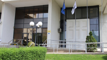 Prema podacima Ministarstva finansija, domaći dug je porastao za 45 miliona samo u prvih šest meseci ove godine i dostigao je 721 milion evra, dok je u istom period spoljni dug smanjen sa 416 na 409 miliona evra. Do kraja ove godine očekuje se da domaći dug dostigne 815 miliona evra, a sredstva iz ovog duga služe za finansiranje budžeta, odnosno za popunjavanje deficita i nisu namenjena nijednom konkretnom projektu. Prema analizi Instituta Riinvest, iako je ovo pozitivna činjenica kada je reč o budžetskim opterećenjima za servisiranje domaćeg duga, mogao bi biti rizik ako se dugoročni domaći dug koristi samo za pokriće deficita u budžetu za odredište robe, usluga i transfera, a ne za finansiranje kapitalnih investicija. Prema ovim podacima Kosovo ima veći udeo unutrašnjeg duga u poređenju sa zemljama u regionu. Prema podacima Ministarstva finansija, domaći dug je porastao za 45 miliona samo u prvih šest meseci ove godine i dostigao je 721 milion evra, dok je u istom period spoljni dug smanjen sa 416 na 409 miliona evra. Do kraja ove godine očekuje se da domaći dug dostigne 815 miliona evra, a sredstva iz ovog duga služe za finansiranje budžeta, odnosno za popunjavanje deficita i nisu namenjena nijednom konkretnom projektu. Prema analizi Instituta Riinvest, iako je ovo pozitivna činjenica kada je reč o budžetskim