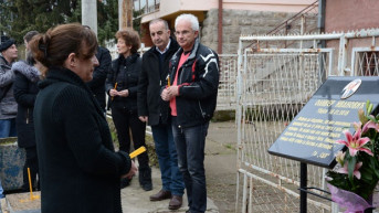 Silvana Arsović ispred spomen ploče stradalog Ivanovića 