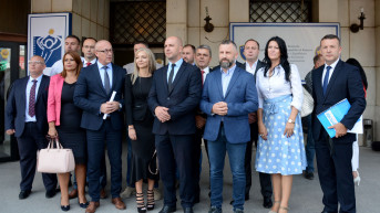 Kandidati Srpske liste ispred sedišta CIK -a u Prištini