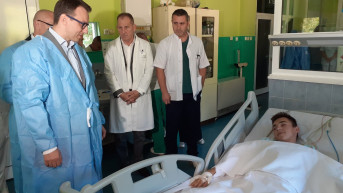 Petar Petković u poseti povređenom mladiću u KBC u Mitrovici 