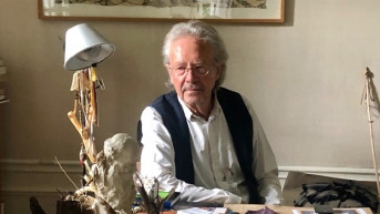 Handke za svojim radnim stolom, foto Goran Čvorović