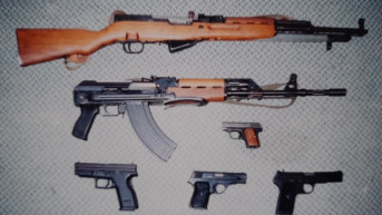 Oružje koje je zaplenjeno u policijskom pretresu (foto: Privatna arhiva Stju Kelok) Oružje koje je zaplenjeno u policijskom pretresu